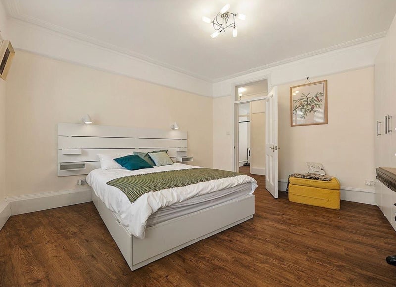 Room Oakhill Road in Greater London