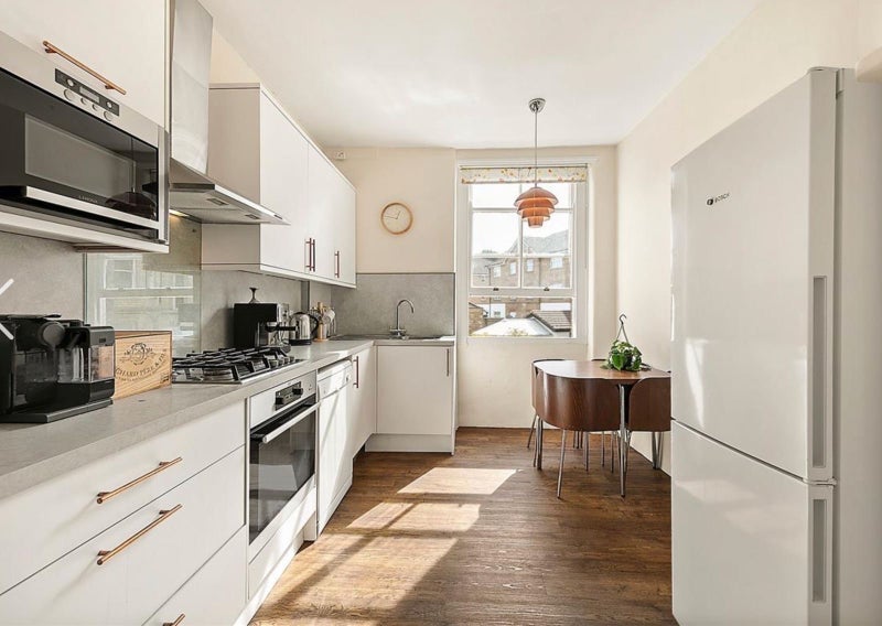 Room Oakhill Road in Greater London
