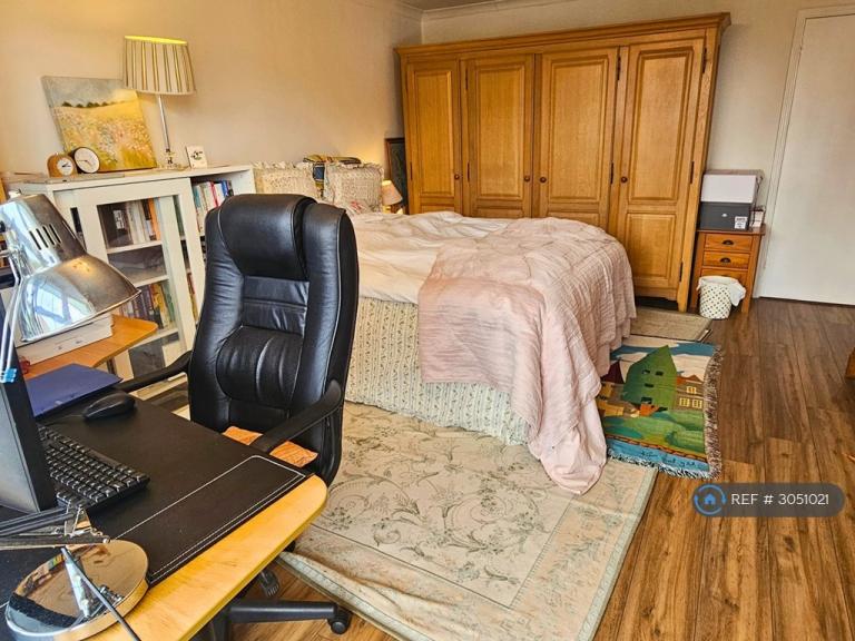 Room St. James' Close in Greater London