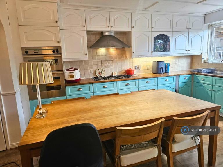 Room St. James' Close in Greater London