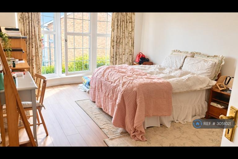 Room St. James' Close in Greater London