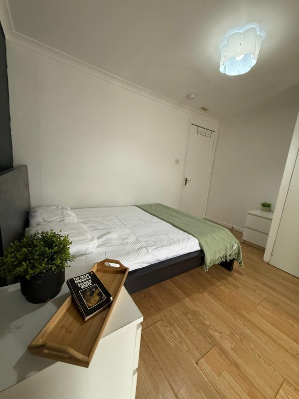 Room Lawrence Street in Greater London