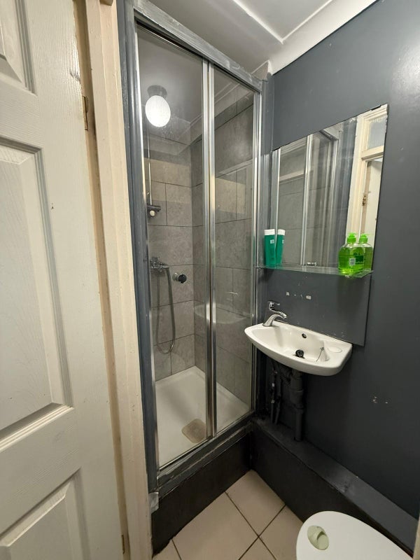 Room Lawrence Street in Greater London