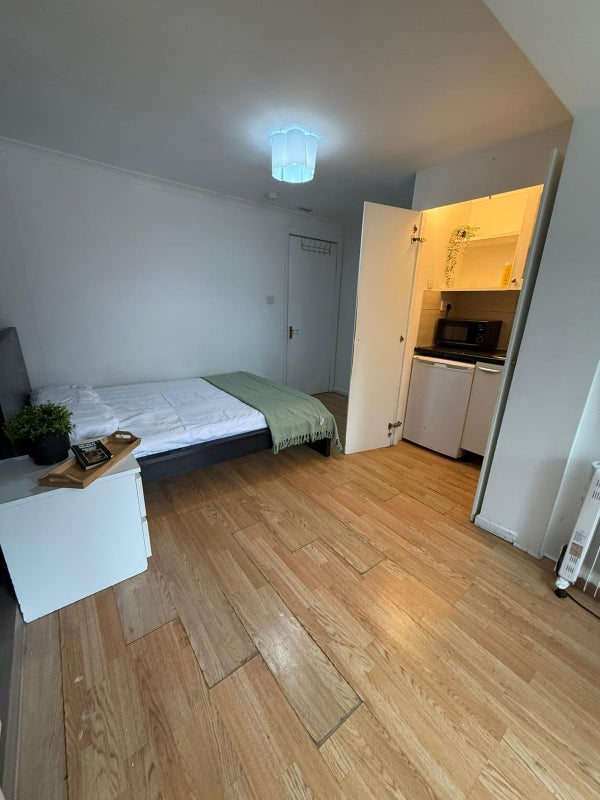 Room Lawrence Street in Greater London