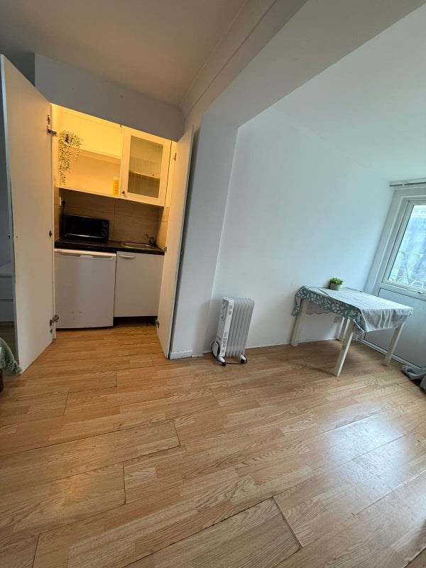 Room Lawrence Street in Greater London
