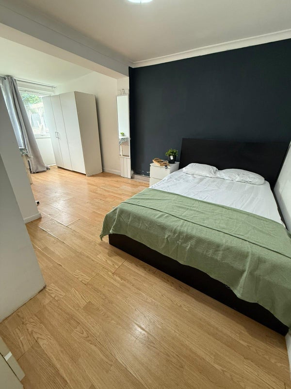 Room Lawrence Street in Greater London