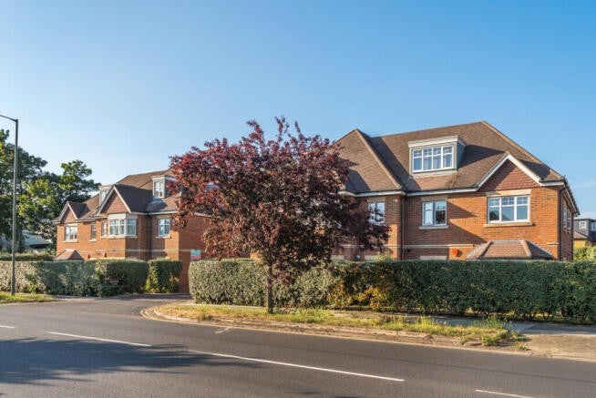 Flat Bonham Gate in Elmbridge