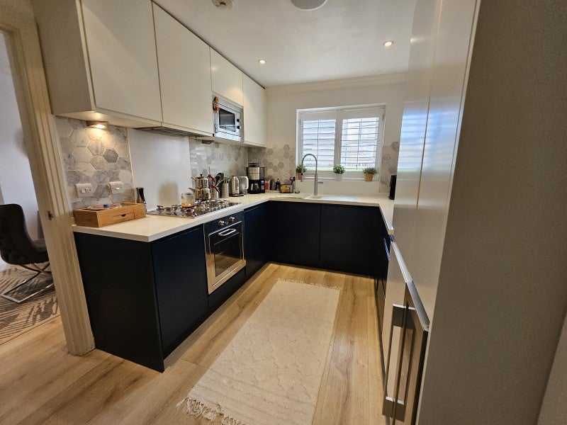 Flat Bonham Gate in Elmbridge