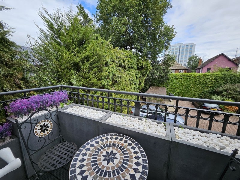 Flat Bonham Gate in Elmbridge