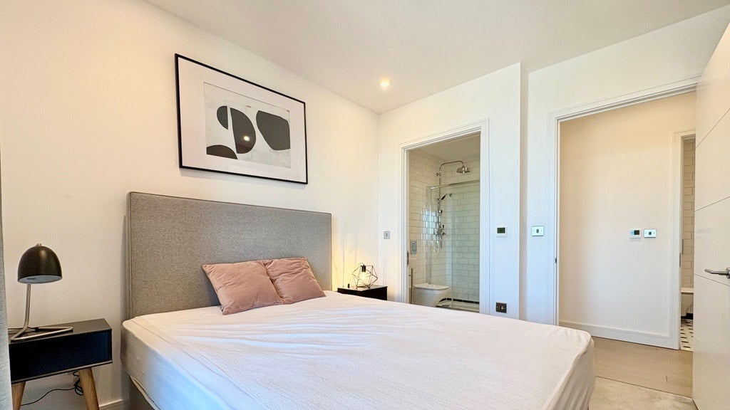 Flat Cremer Street in Greater London