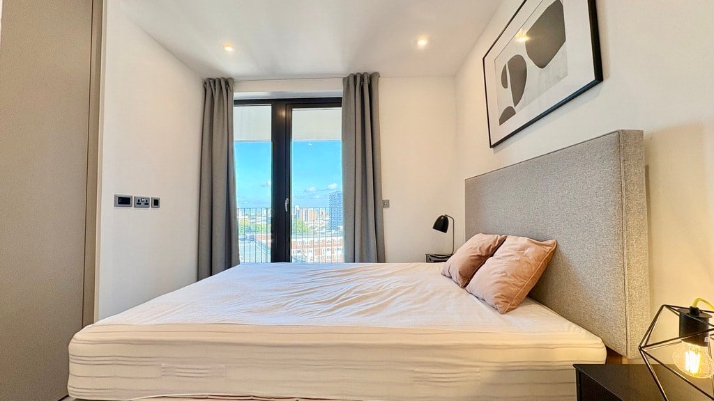 Flat Cremer Street in Greater London