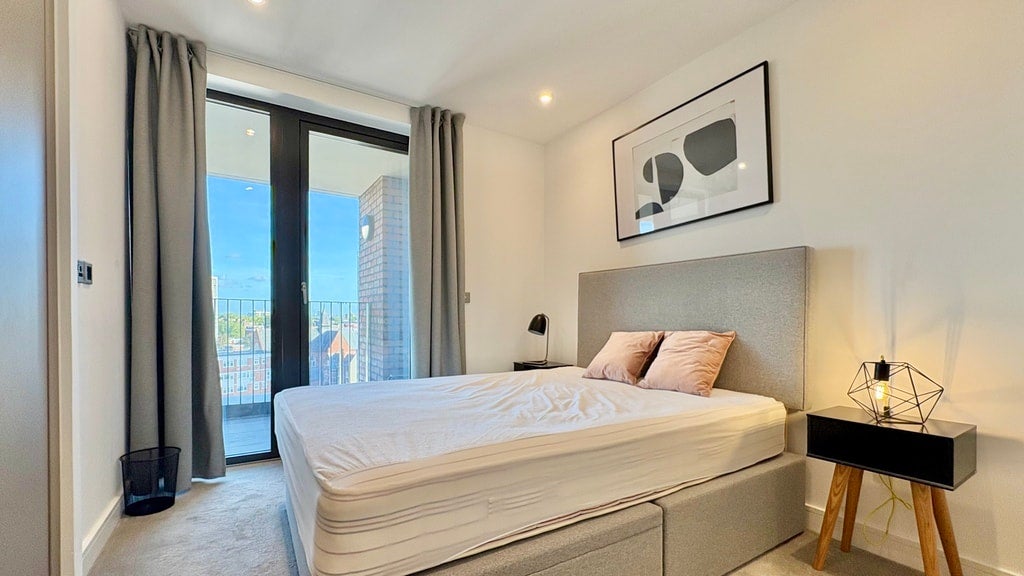Flat Cremer Street in Greater London