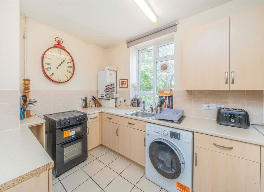 Flat Whiston Road in Greater London