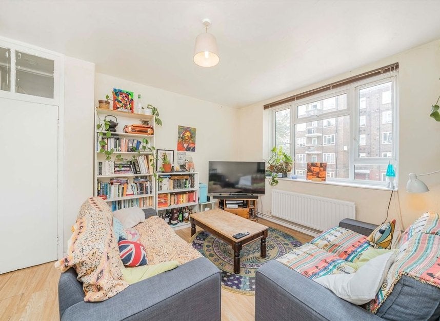 Flat Whiston Road in Greater London