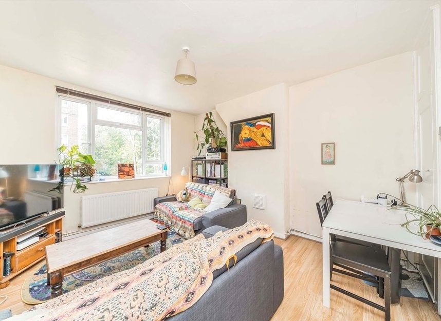 Flat Whiston Road in Greater London