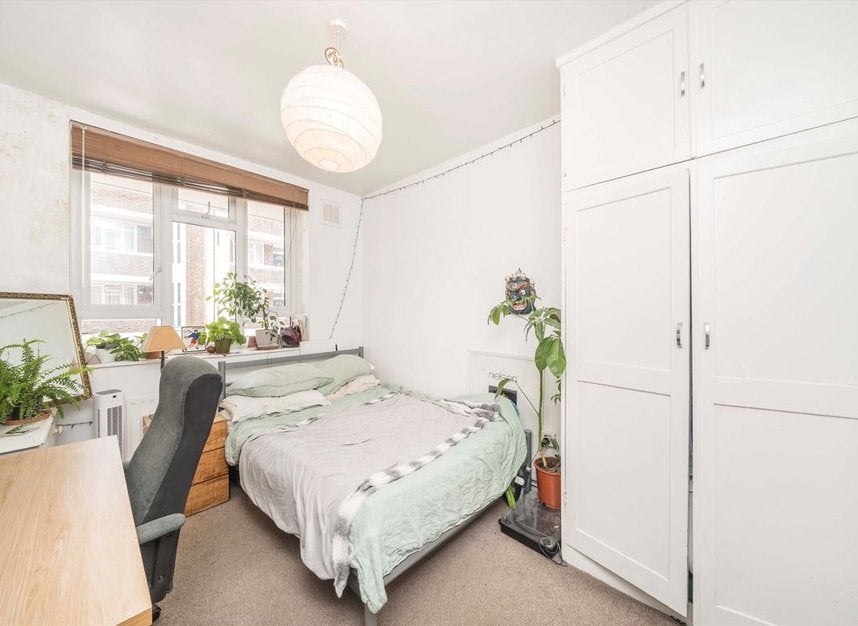 Flat Whiston Road in Greater London