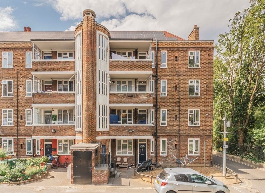 Flat Whiston Road in Greater London