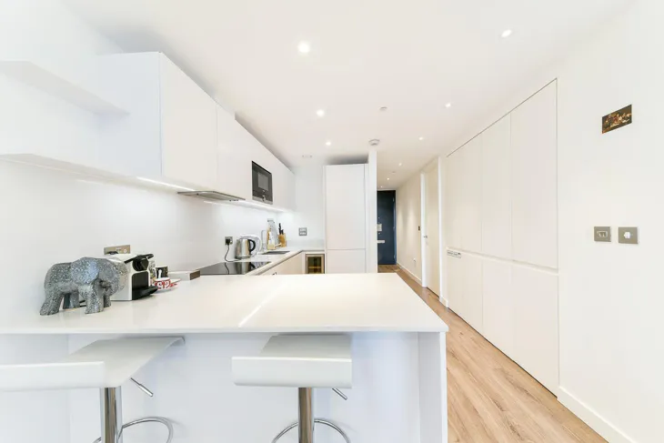 Flat Piazza Walk in Greater London