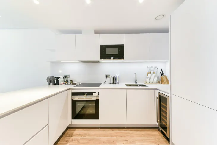 Flat Piazza Walk in Greater London