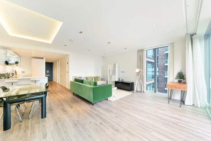 Flat Piazza Walk in Greater London