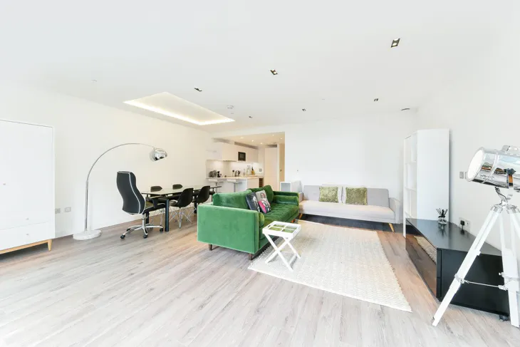 Flat Piazza Walk in Greater London