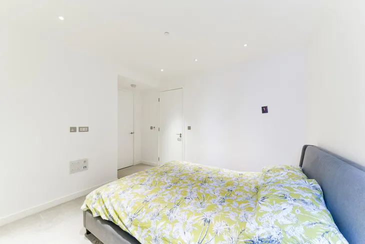 Flat Piazza Walk in Greater London