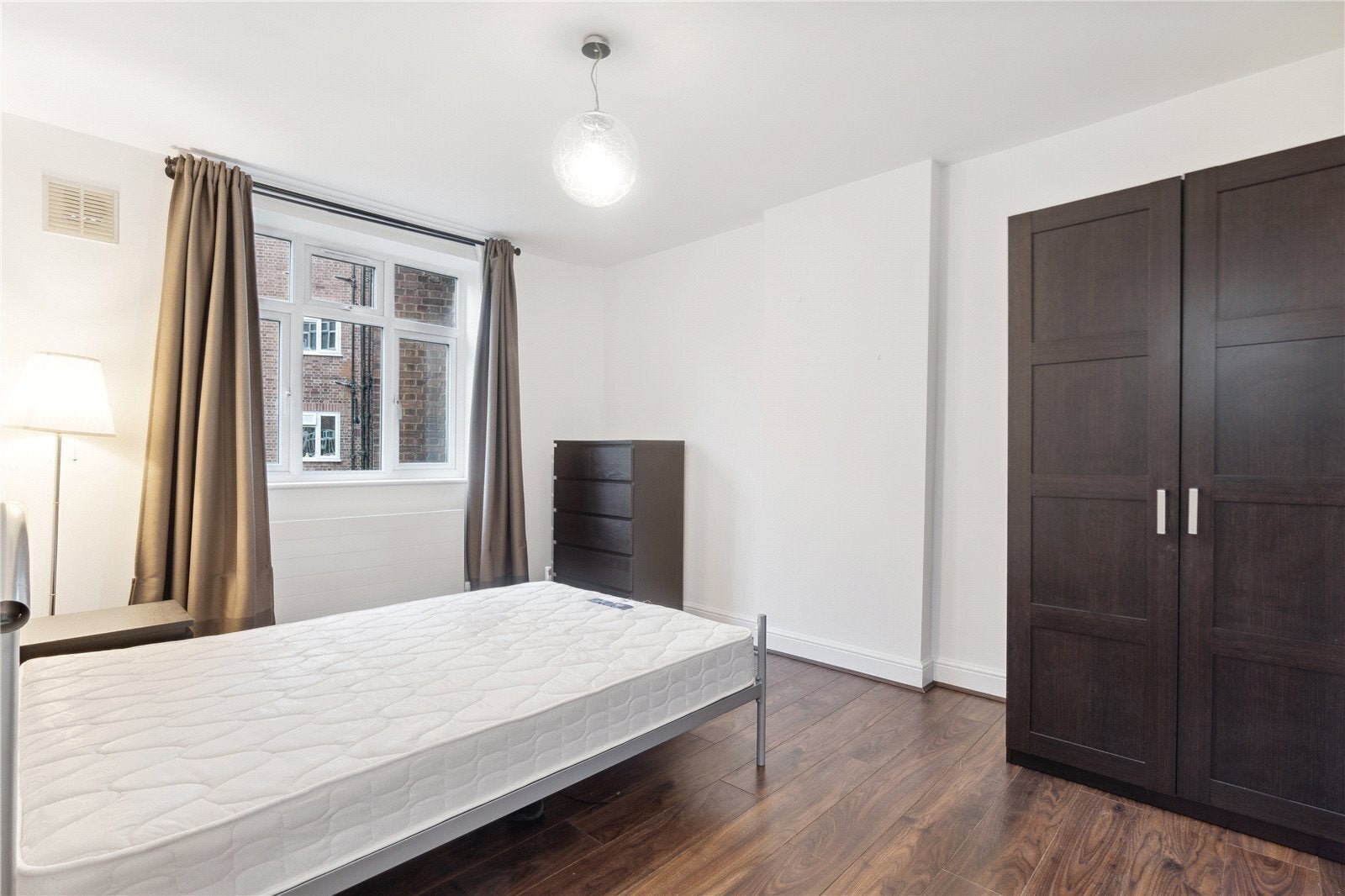 Flat Dalmeny Avenue in Greater London