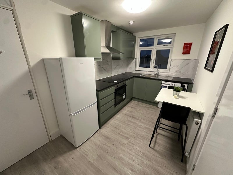 Room Gordon Road in Greater London