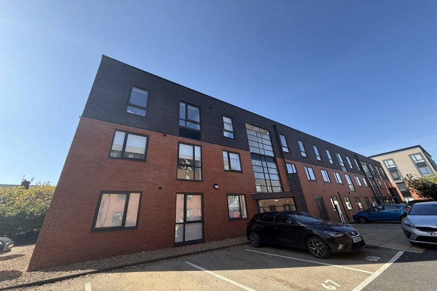 Flat Ashfield Road in Trafford