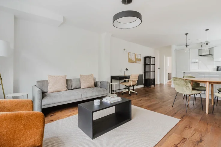 Flat Commercial Road in Greater London