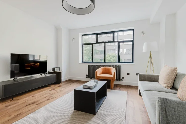 Flat Commercial Road in Greater London
