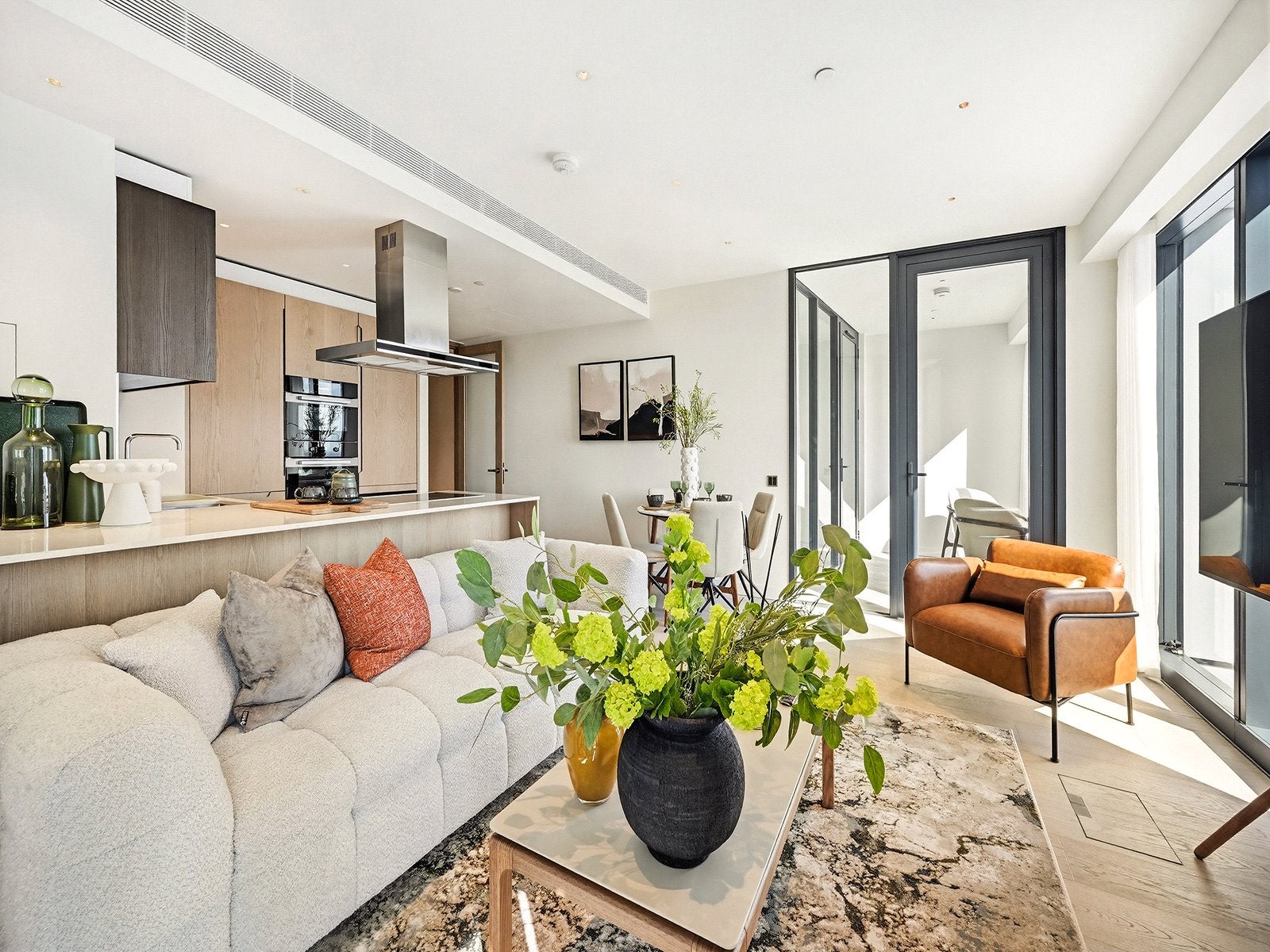 Flat Nine Elms Lane in Greater London