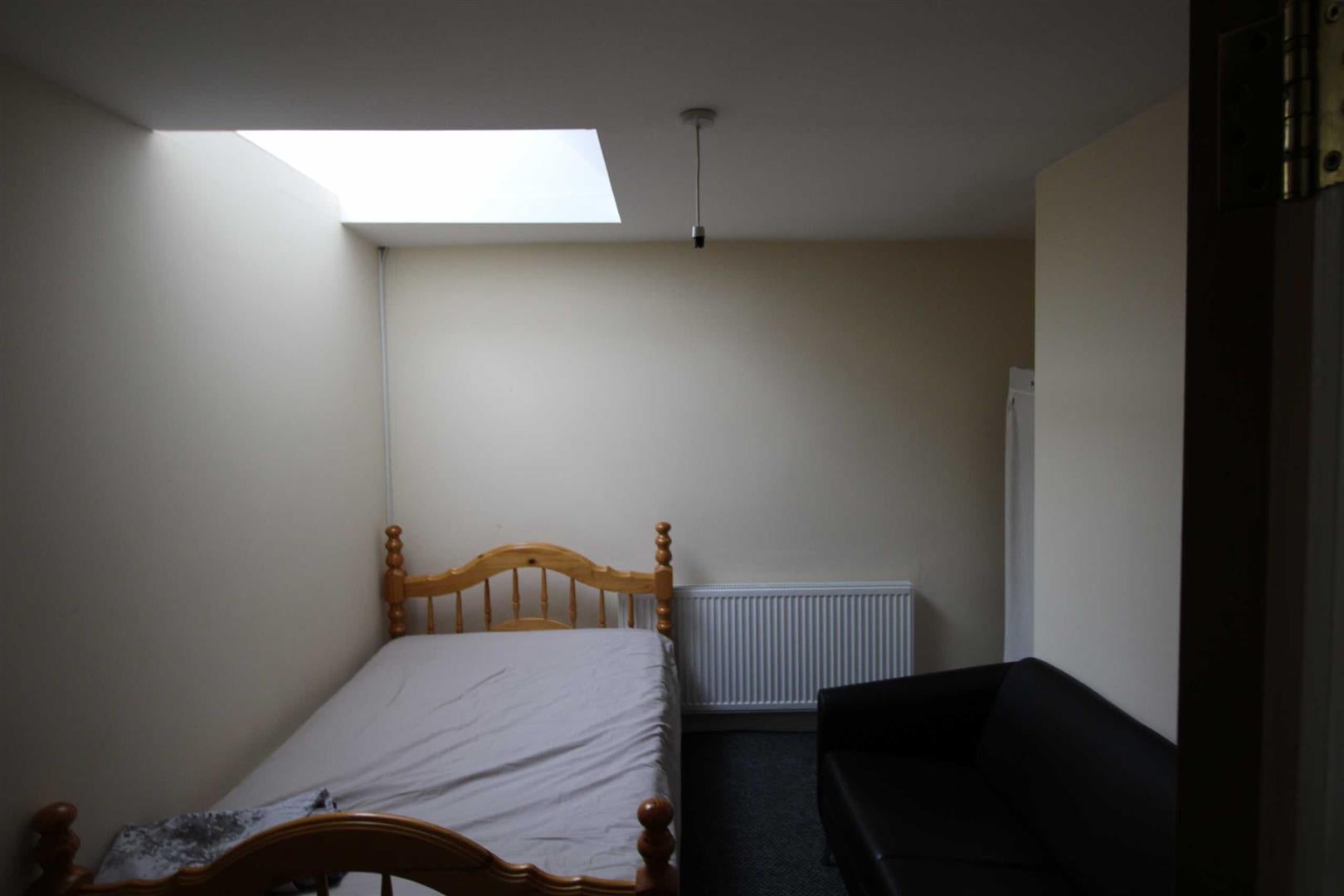 Flat Trinity Way in Manchester