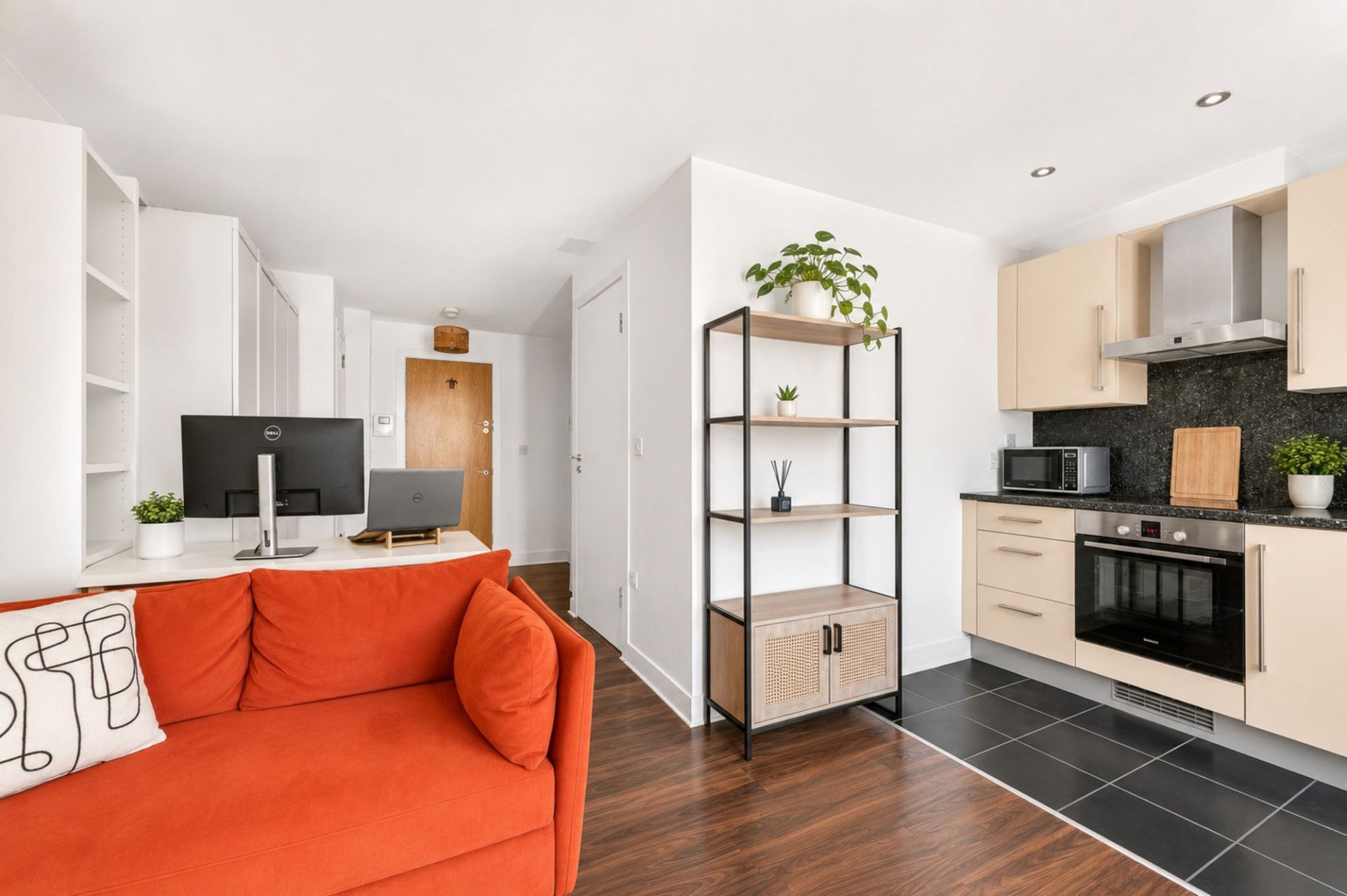 Flat Chadwell Lane in Greater London