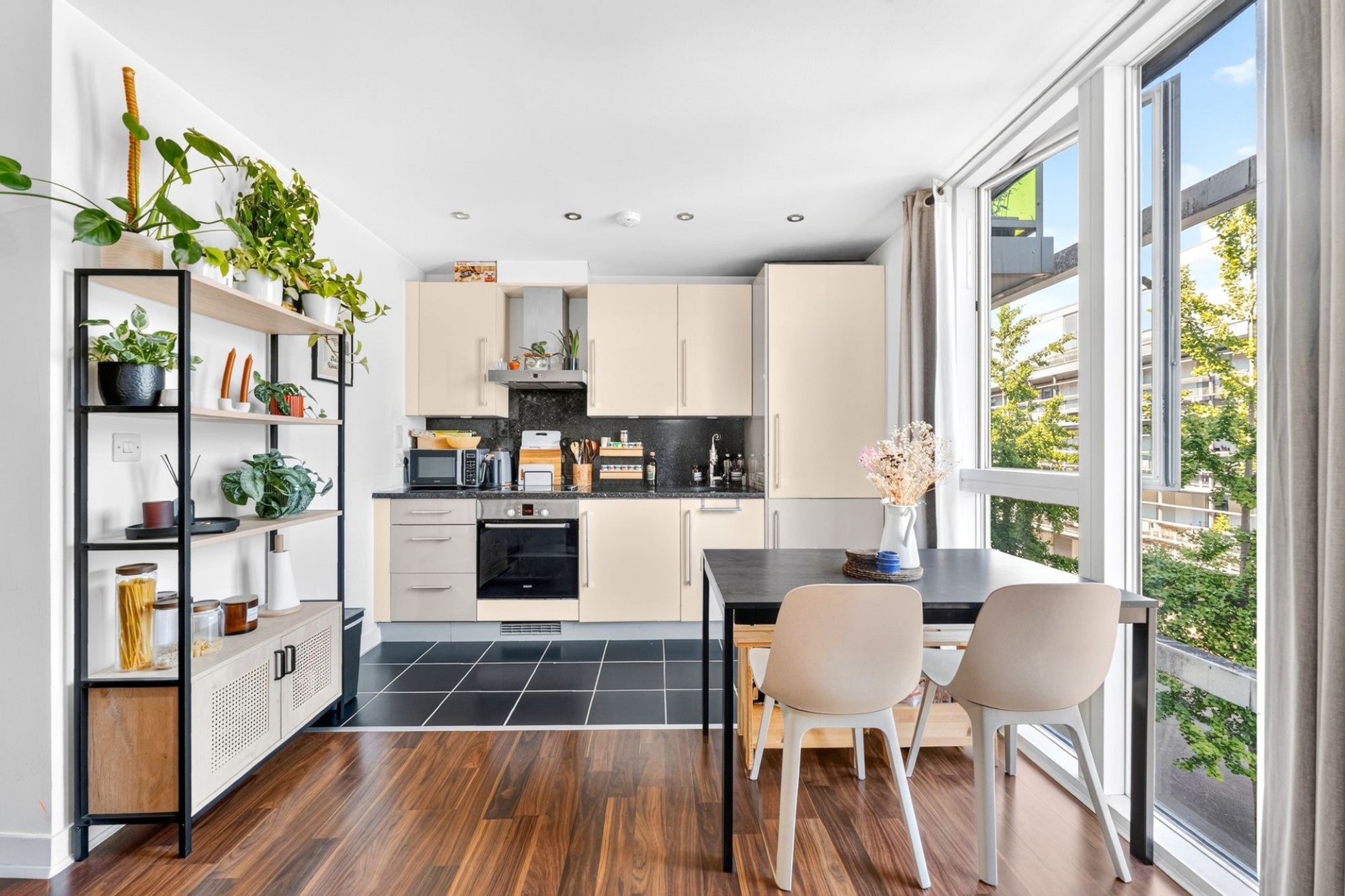 Flat Chadwell Lane in Greater London