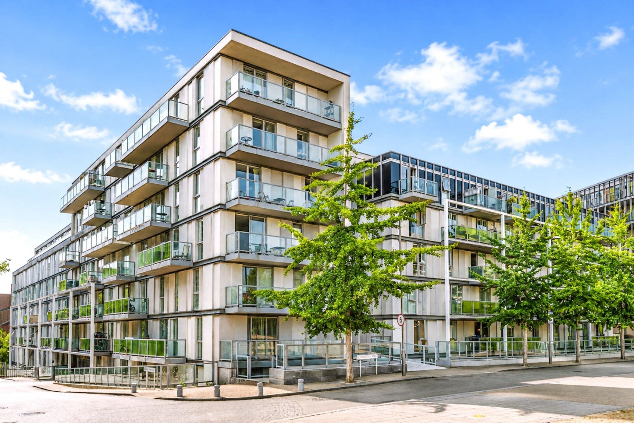 Flat Chadwell Lane in Greater London