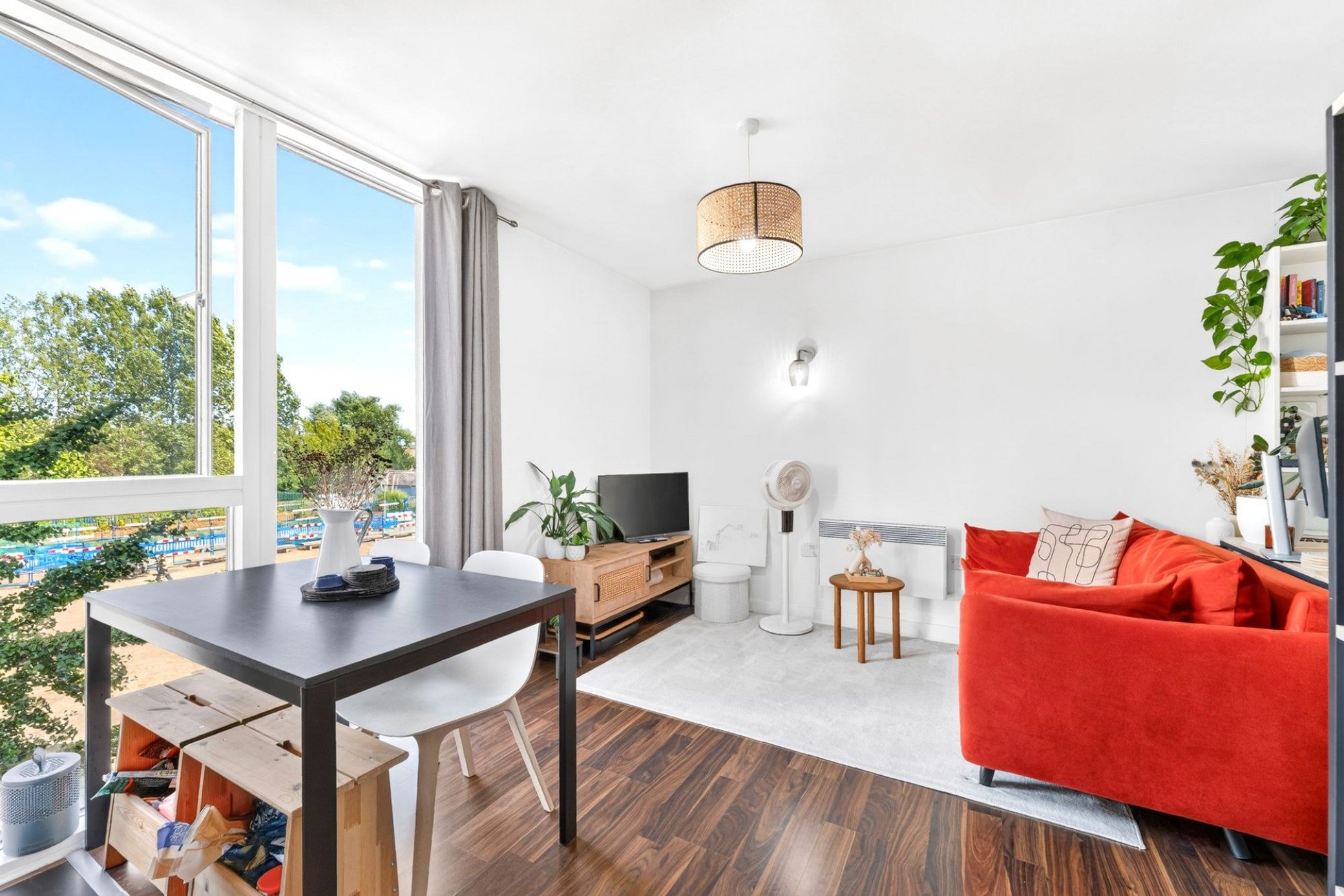 Flat Chadwell Lane in Greater London