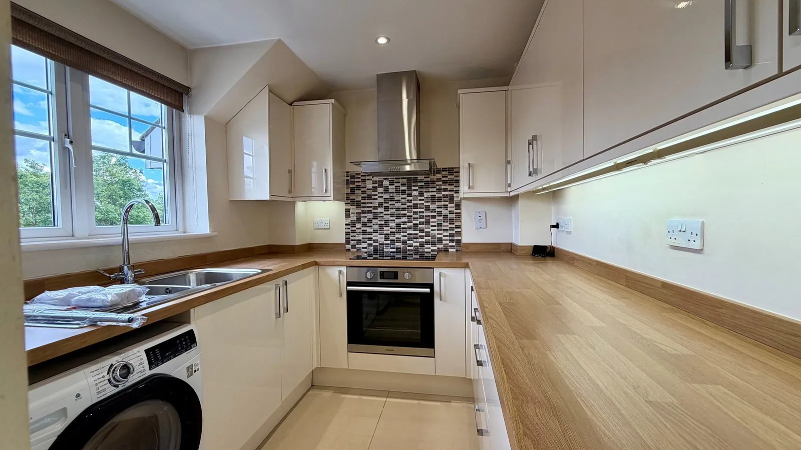 Flat Harbury Court in Newbury