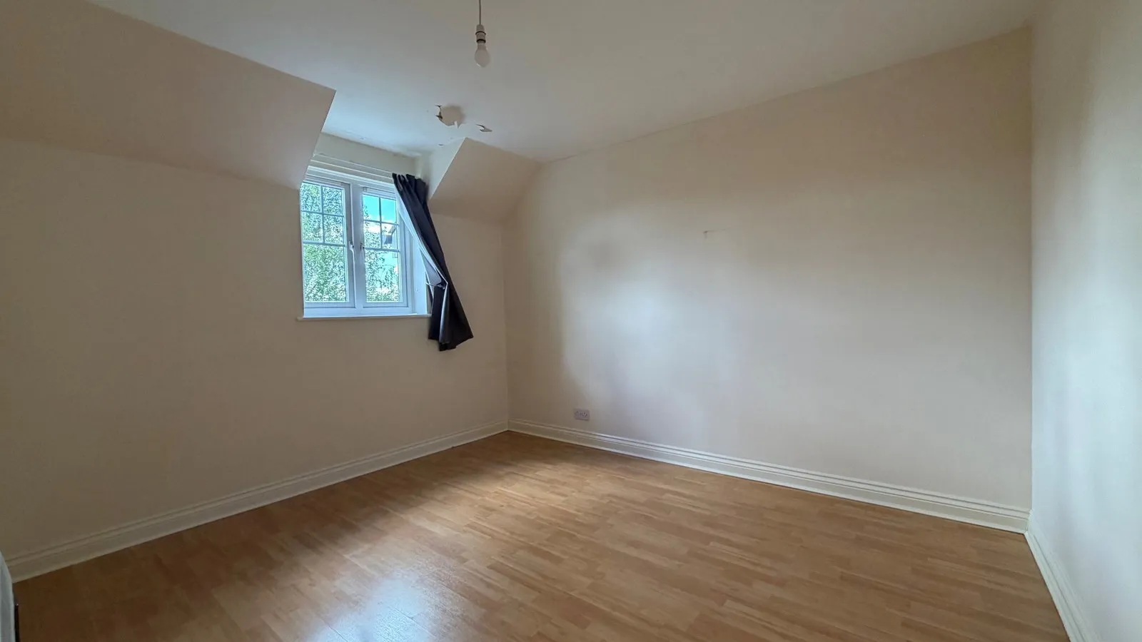 Flat Harbury Court in Newbury