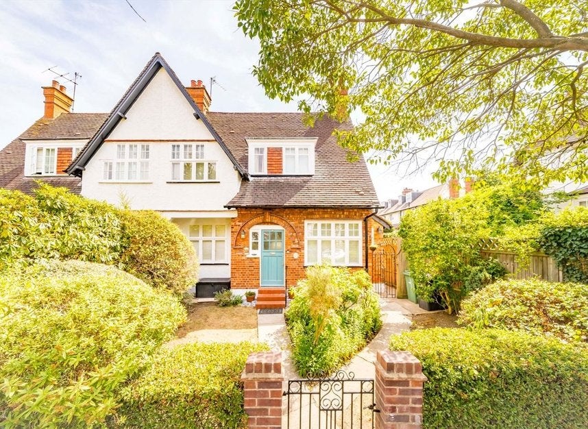 House Ludlow Road in Greater London