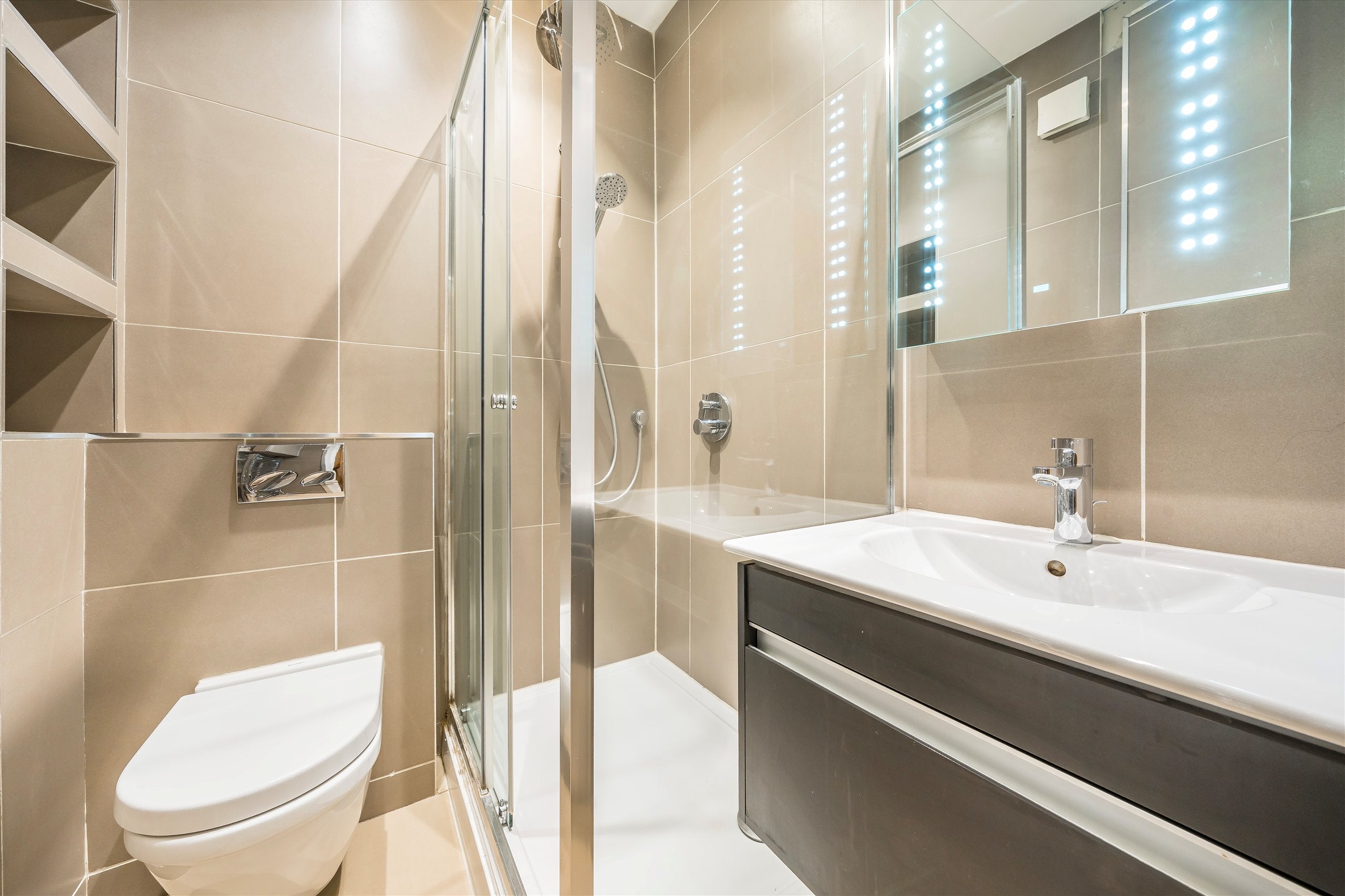 Flat Finborough Road in Greater London