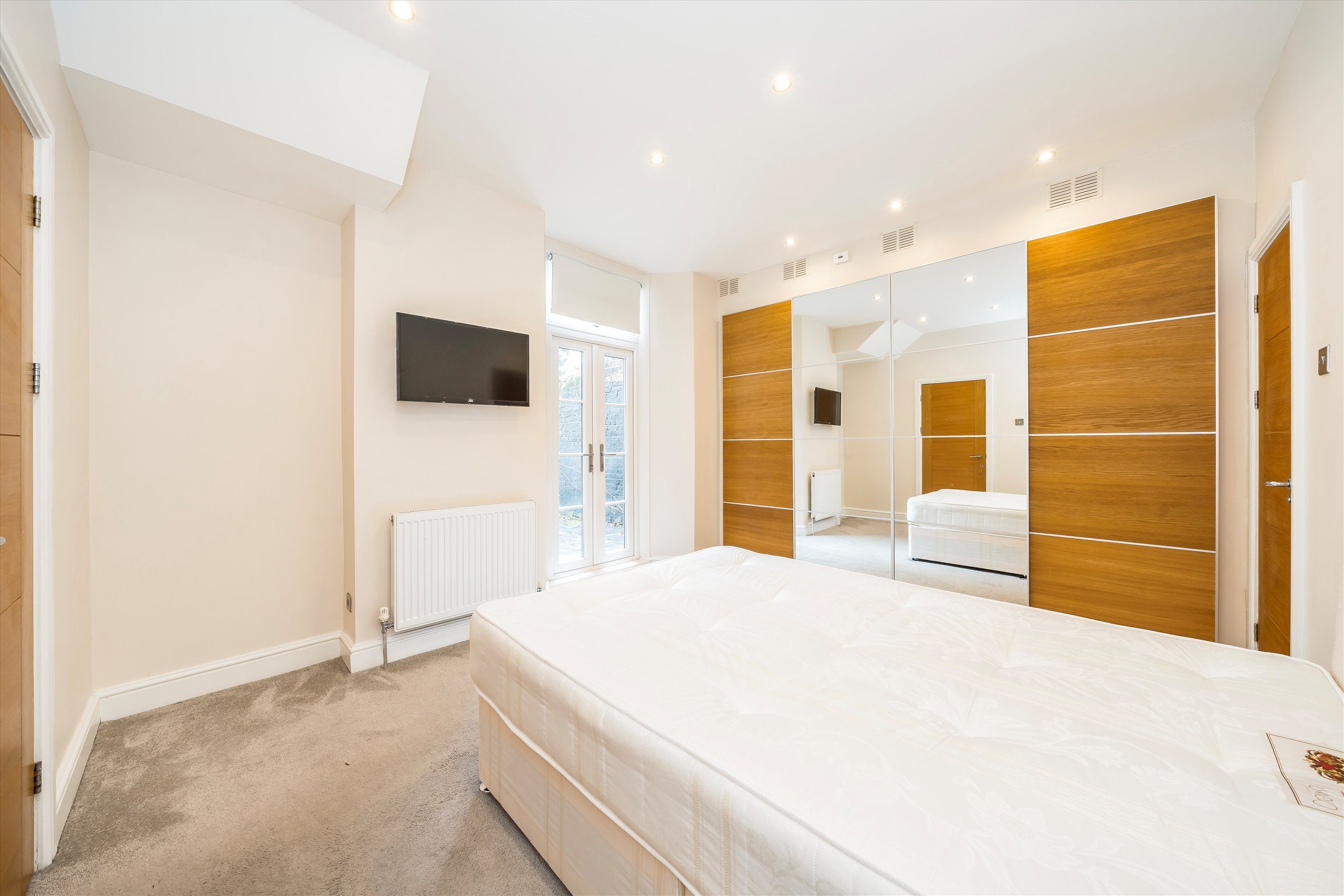 Flat Finborough Road in Greater London