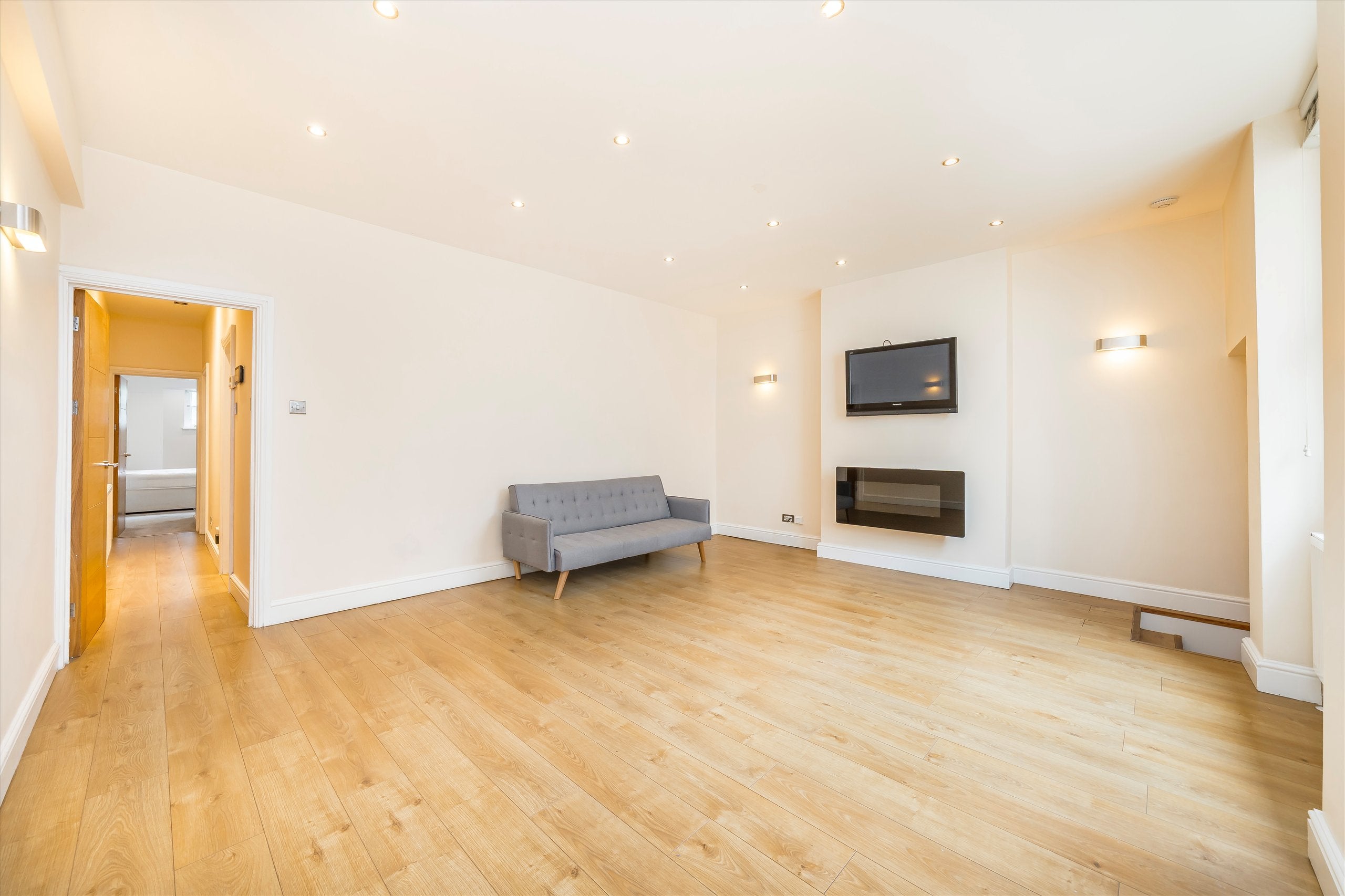 Flat Finborough Road in Greater London