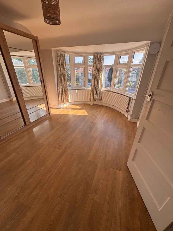 Room Whitton Avenue West in Greater London