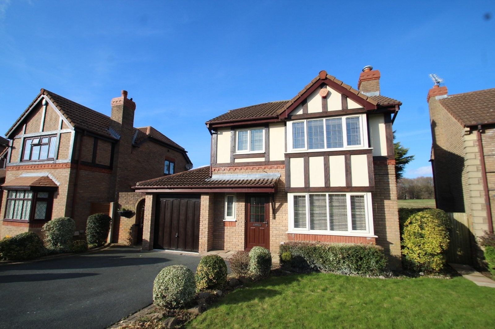 House Wike Ridge Avenue in Leeds