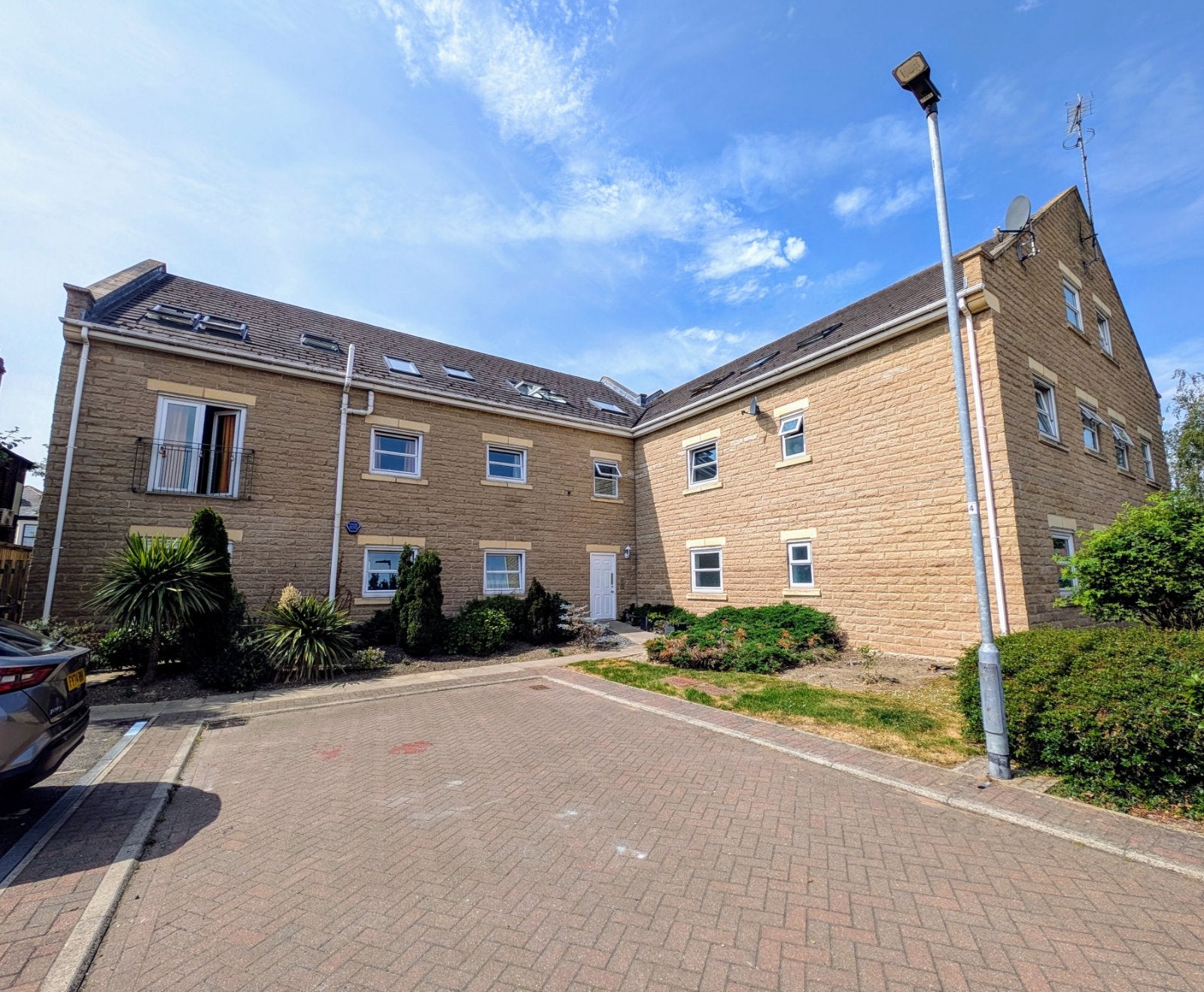 Flat Hayfield Way in Wakefield