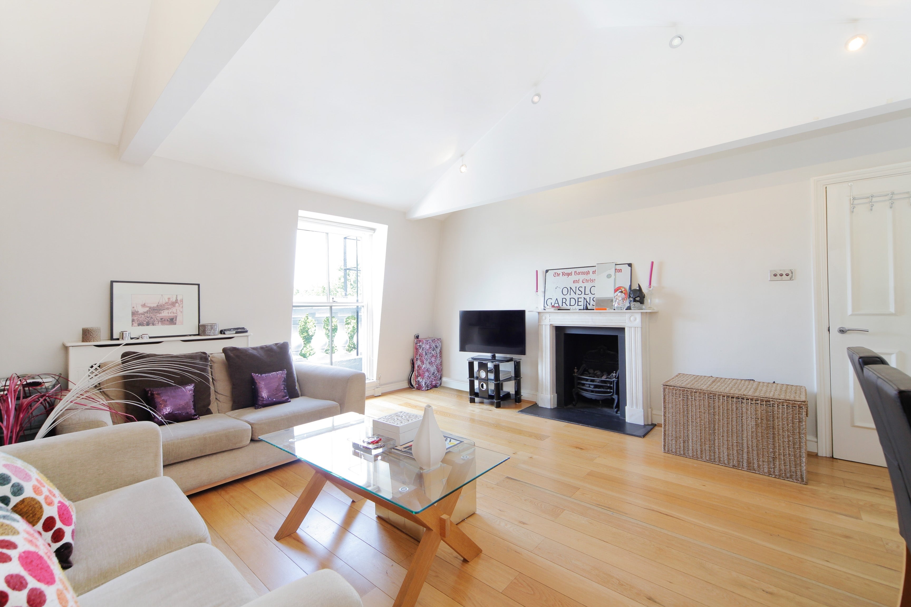 Flat Onslow Mews West in Greater London