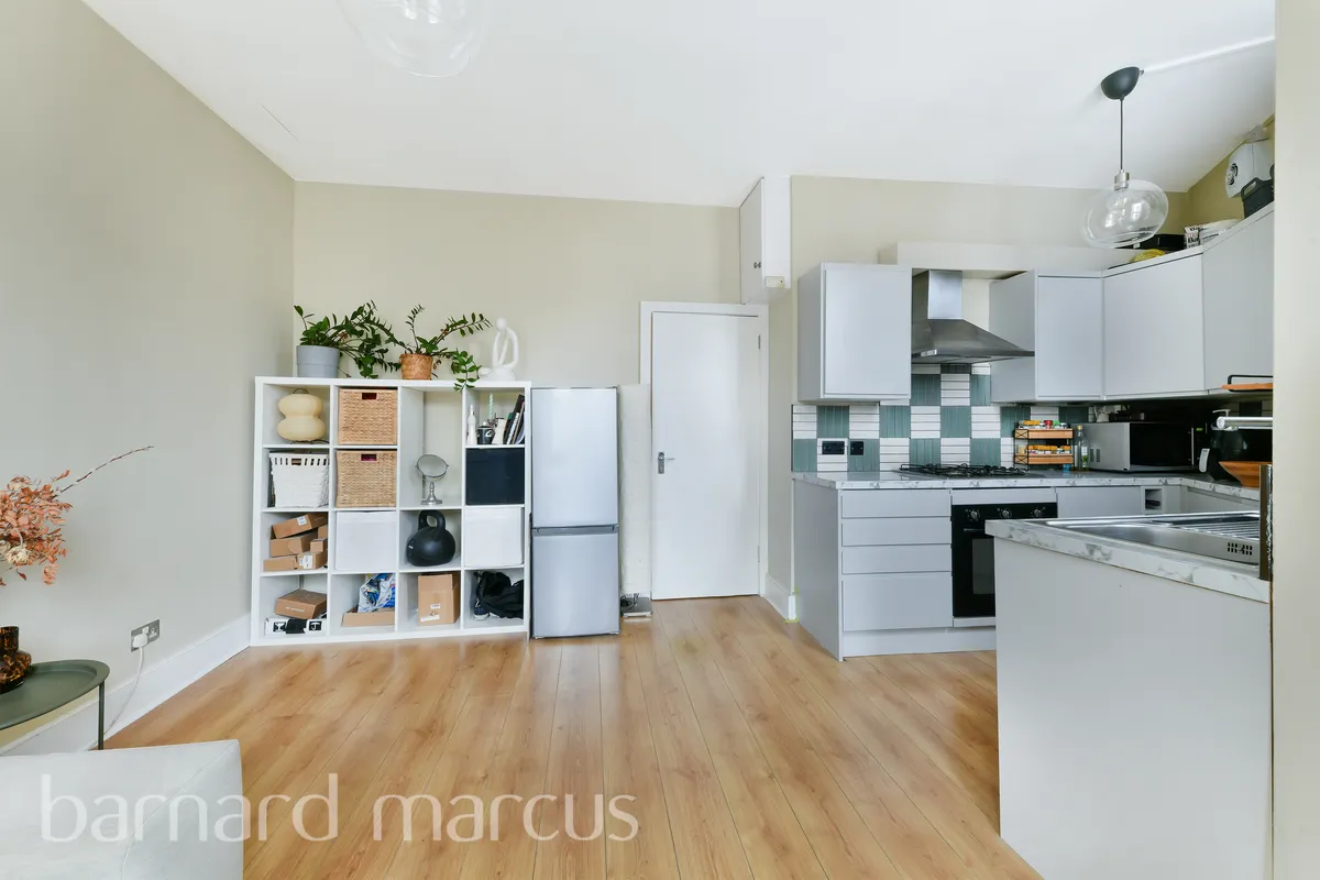Flat Eardley Road in Greater London