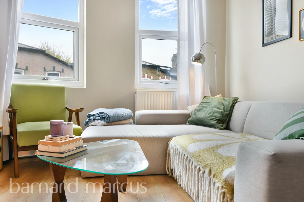 Flat Eardley Road in Greater London