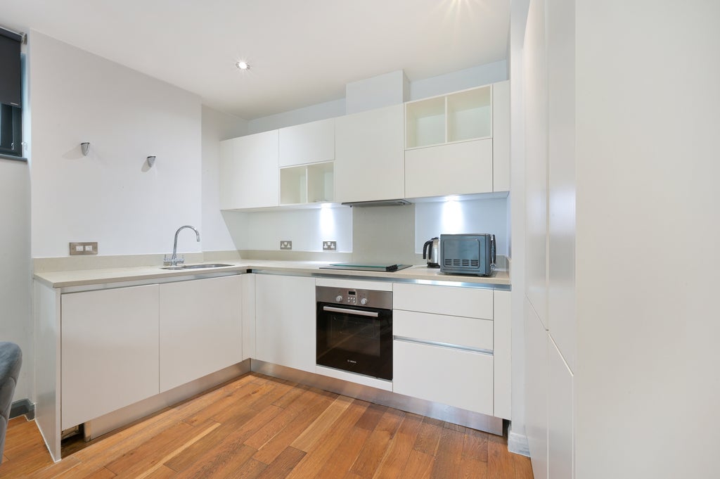 Flat Tooley Street in Greater London